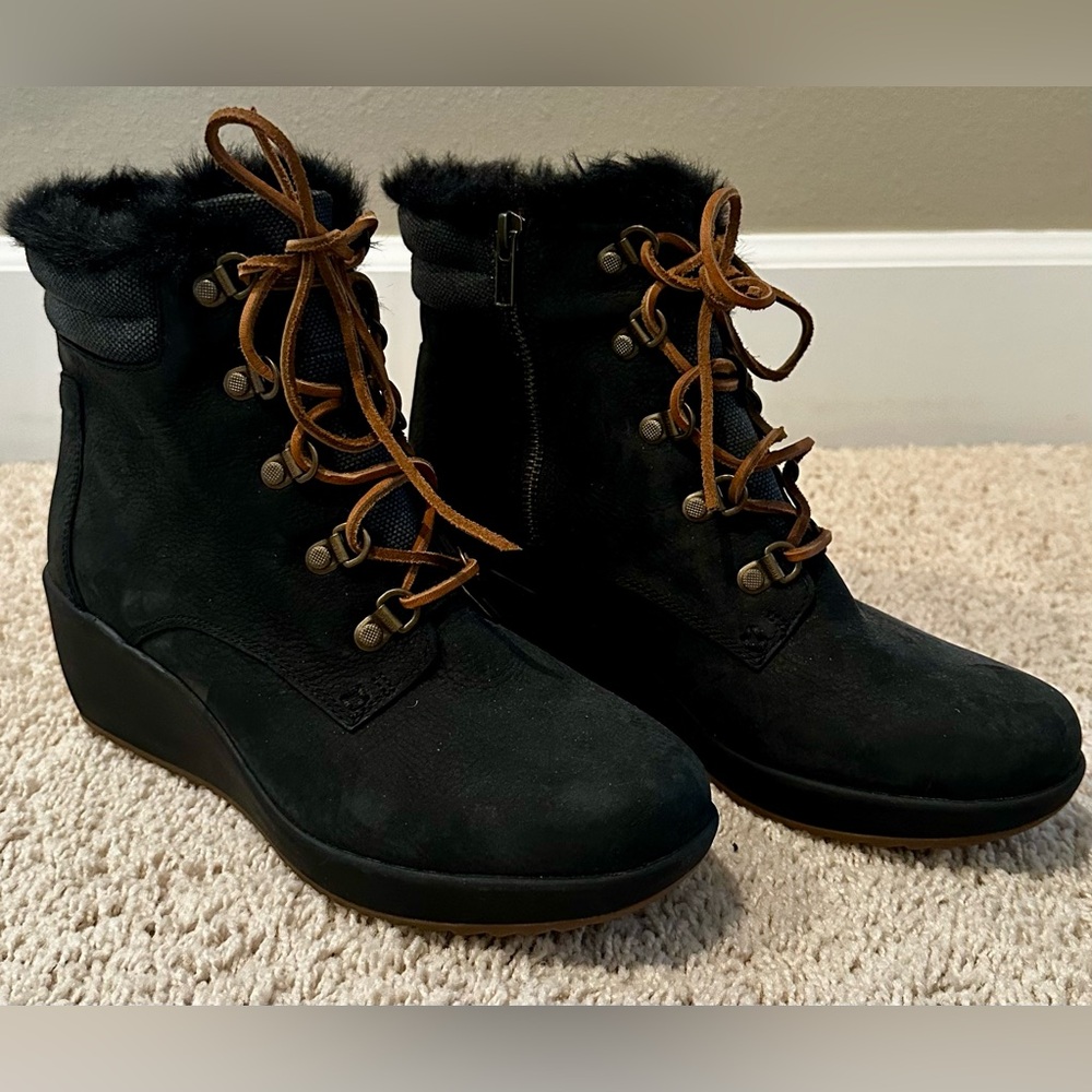 *NEW*  Sperry Black Lace Up Boots with Brown Laces